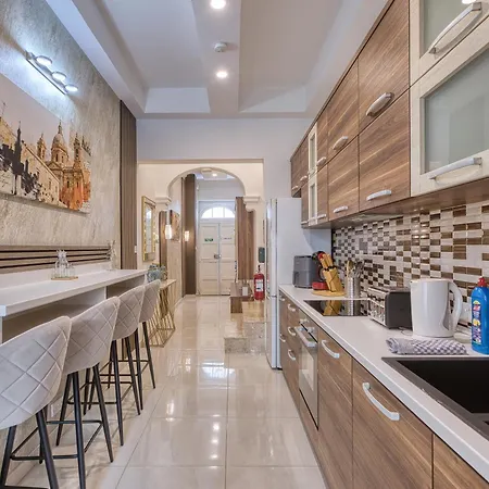 House With Roof Terrace And Maltese Balcony Apartman *