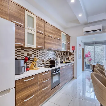 House With Roof Terrace And Maltese Balcony Apartman *