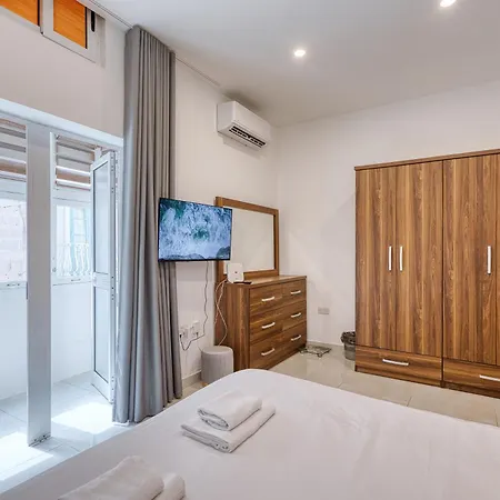 Apartman House With Roof Terrace And Maltese Balcony Sliema