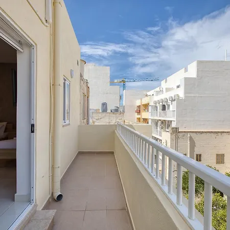 House With Roof Terrace And Maltese Balcony *
