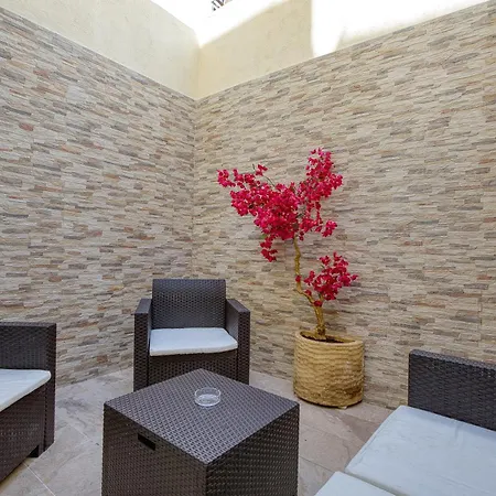 House With Roof Terrace And Maltese Balcony Apartman