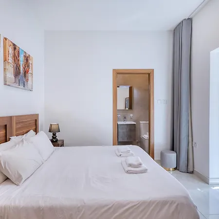 House With Roof Terrace And Maltese Balcony Apartman *