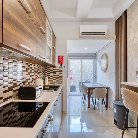 Apartman House With Roof Terrace And Maltese Balcony Sliema